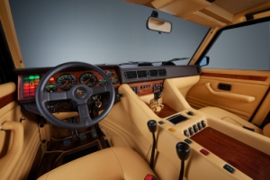 Lamborghini вспоминает историю первого кроссовера LM002 Lamborghini вспоминает историю первого кроссовера LM002