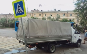 Знаки не резиновые? В Москве начали тестировать гнущиеся дорожные знак Знаки не резиновые? В Москве начали тестировать гнущиеся дорожные знак